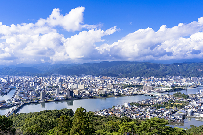 宮城県仙台市の外壁塗装なら空装へ。確かな技術とドローンで建物の安心を守ります